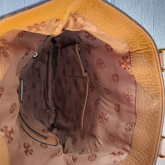 Tory BurchWomen's Brown Robinson Pebbled Fold-Over Messenger - Picture 10 of 14